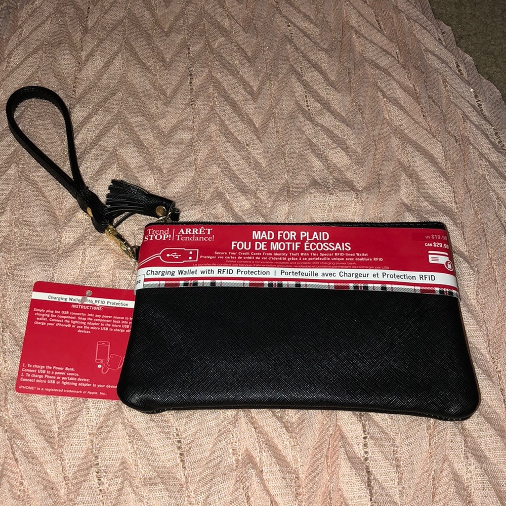 Charging wallet/clutch